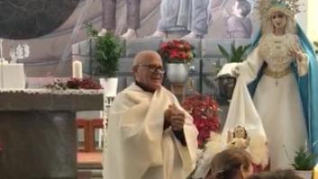 Probablemente no imaginarías nunca a un cura haciendo esto en medio de misa