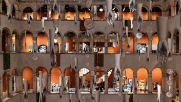 Si vas a Venecia, visita la Fondaco dei Tedeschi, un palacio veneciano con manos colgadas