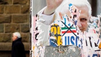 Un cura italiano quema foto de Benedicto XVI durante la misa por renunciar al pontificado