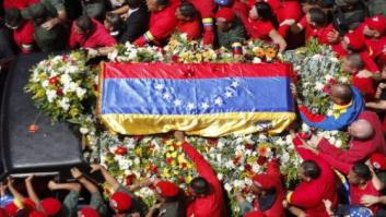 El féretro de Hugo Chávez, trasladado a su capilla ardiente entre una multitud (FOTOS)