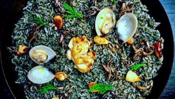 Arroz negro con calamares y sus cosas