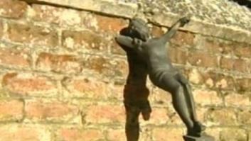 Roban unos 150 crucifijos de las lápidas del cementerio de Guadalajara