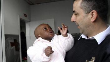 La imagen más tierna del rescate de una patera: El capitán de una embarcación de Salvamento Marítimo juega con un bebé (FOTO)