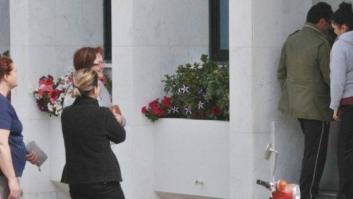 Los chipriotas se lanzan a los cajeros automáticos tras el anuncio de corralito parcial por el rescate al país