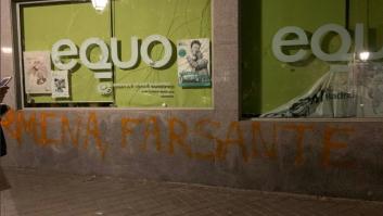 La sede de Equo en Madrid amanece apedreada y con pintadas de "Carmena farsante"