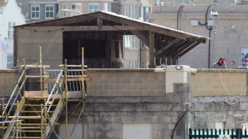 Banksy ordena desmantelar su parque Dismaland y construir refugios para los inmigrantes de Calais con los materiales