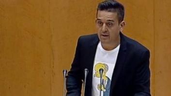 Un senador de Compromís debuta ante Montoro con una camiseta del señor Burns
