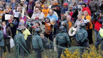 Cientos de afectados por las preferentes protestan a la entrada del Congreso provincial del PP de Pontevedra