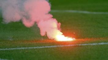 Los hinchas del Benfica lanzan bengalas en el Calderón y una da a un niño