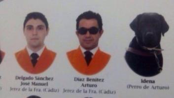 La Universidad de Cádiz incluye en una orla a la perra guía de un licenciado ciego