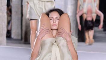 El diseñador Rick Owens presenta una colección en la que unas modelos cargan con otras en la pasarela