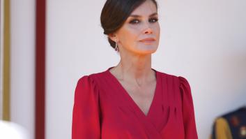 Letizia apuesta todo al rojo en el desfile del Día de las Fuerzas Armadas de Sevilla