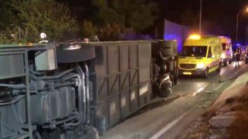 Heridas 20 personas al volcar un autobús en la salida de A-1 en Alcobendas