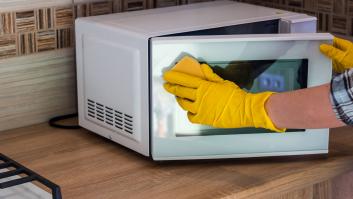 Barato y rápido: el truco definitivo para limpiar el microondas