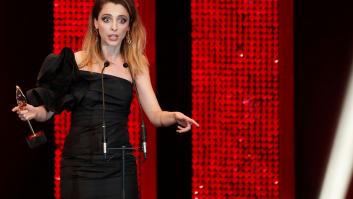 Leticia Dolera muestra la nota de un vecino que se encontró al llegar de los Feroz