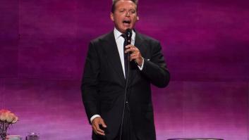 Luis Miguel lanza un micrófono a un técnico en pleno concierto