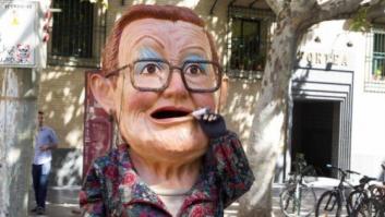 Polémica en Zaragoza por la retirada del pitillo al cabezudo de una cigarrera