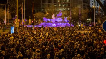 "Munilla, el diablo te busca": varias mujeres se desnudan ante la catedral de San Sebastián