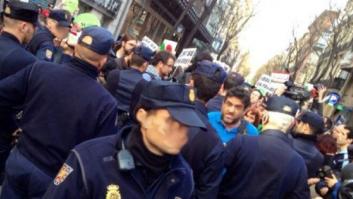 La Policía impide un escrache ante la vivienda del presidente del Congreso, Jesús Posada (FOTOS)