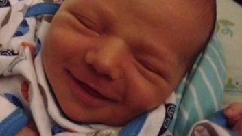 Este bebé no para de sonreír tras ponerse las gafas por primera vez... y verle la cara a sus padres