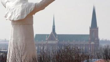 Inauguran en Polonia una estatua gigante de 13,8 metros del papa Juan Pablo II (FOTOS)