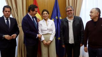 El Gobierno, sindicatos y patronal acuerdan subir el salario mínimo hasta los 950 euros