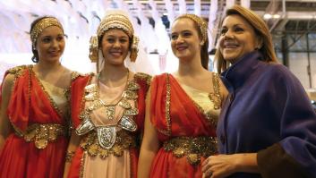 Las imágenes de los políticos en Fitur: De fotos con romanos a sentirse una estrella del rock