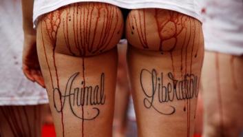 Un centenar de animalistas protestan en Pamplona contra los Sanfermines