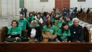 La Policía desaloja a los 30 profesores que estaban encerrados en la catedral de La Almudena