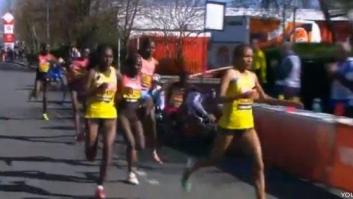 Un atleta en silla de ruedas atropella a otra participante en el maratón de Londres (VÍDEO)