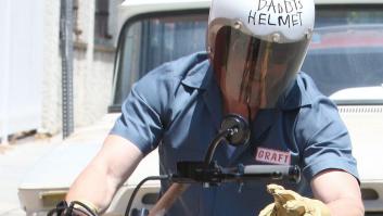 Brad Pitt rescata a una niña de entre una multitud de fans en su rodaje en Canarias