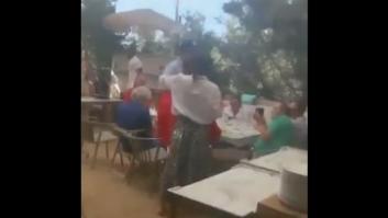 Se encuentran a Mariano Rajoy de despedida de soltera y lo que sucede en el local es memorable