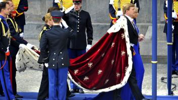 Un alcalde holandés le toca el trasero a la reina Máxima en un acto público (VÍDEO)