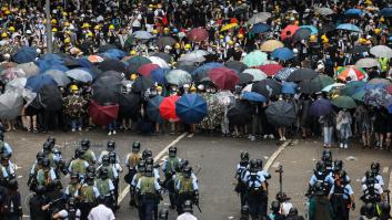 Las impactantes imágenes del enfrentamiento entre manifestantes y policía en Hong Kong