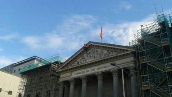 Greenpeace amordaza a los leones del Congreso contra la Ley de Seguridad