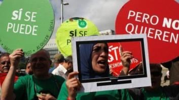 Escrache a Mariano Rajoy en el Salón del Automóvil de Barcelona con pantallas de plasma