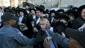 Apedrean a mujeres en el Muro de las Lamentaciones por rezar como los hombres (FOTOS)