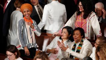 Sucede justo ahí, detrás de Trump, y él no lo ve: la escena de la que está hablando todo el mundo