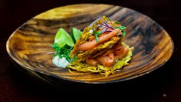 Patatas rösti con salmón ahumado y crema de cilantro