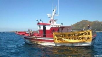 Manifestación entre gaviotas y olas