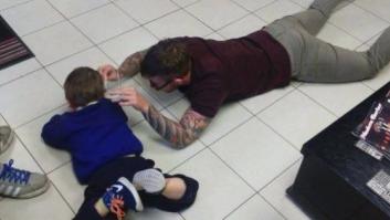El peluquero que se tiró al suelo para cortar el pelo a un niño autista