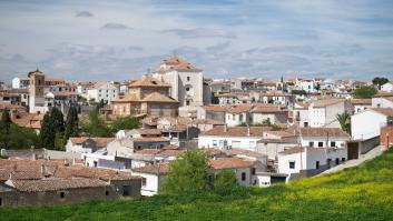 La ciudad española que tiene una iglesia sin torre y una torre sin iglesia