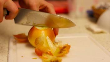 Un experto pide, casi suplica, que tires tu tabla de cortar si está como la que ha enseñado