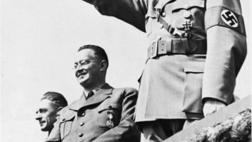 Investigan a un individuo por emular a Hitler en su ciudad natal