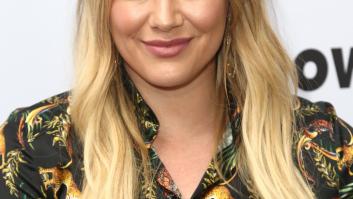 Por qué le han regalado a Hilary Duff un pene de goma