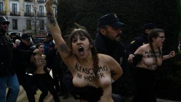 Activistas de Femen irrumpen en un acto franquista en el centro de Madrid