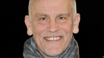 John Malkovich salva a un hombre de morir desangrado haciéndole un torniquete con la bufanda