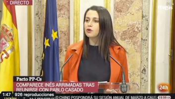 El gesto es importante y no se vio en pantalla: esto es lo que tenía delante Arrimadas mientras hablaba