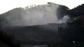 Atajado el fuego en el vertedero de Zaldibar