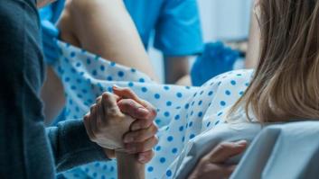 ¿Por qué se sigue cortando la vagina a las mujeres en el parto?